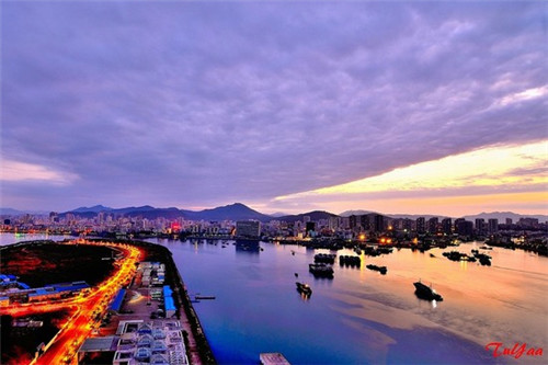 炒虾仁是芹菜怎么炒好吃（虾仁炒芹菜视频）